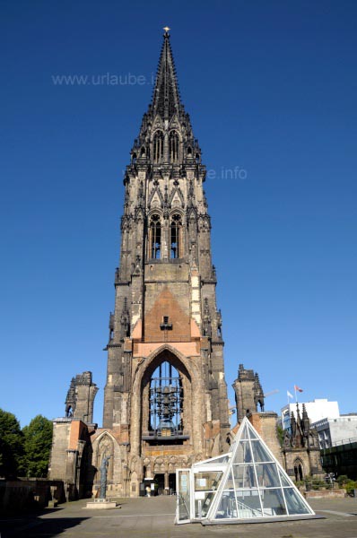 Turm des Mahnmals St. Nikolai mit der Eingangspyramide