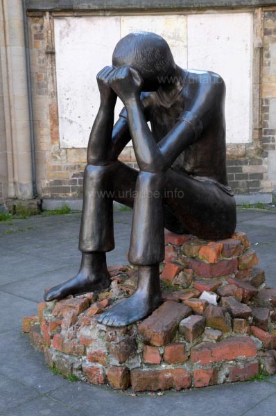 Skulptur Pr&uuml;fung auf dem Gel&auml;nde des Mahnmals St. Nikolai