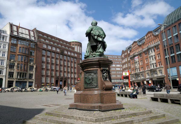 Der G&auml;nsemarkt mit dem Lessing-Denkmal