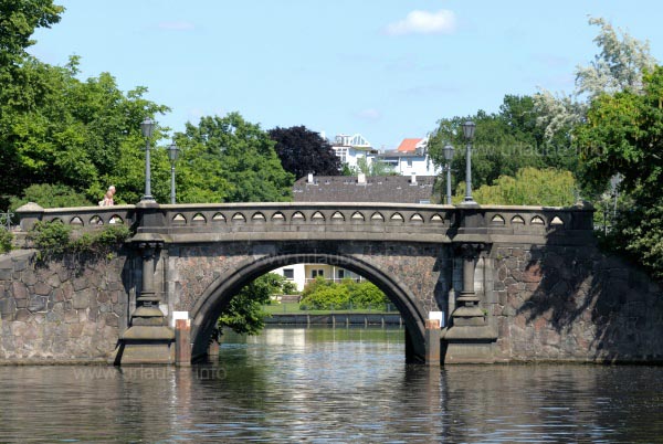 Zufluss mit Br&uuml;cke zur Au&szlig;enalster
