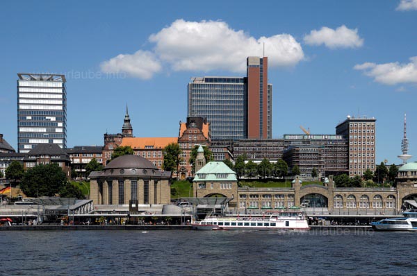 Der Kuppelbau des Alten Elbtunnels und die Landungsbr&uuml;cken