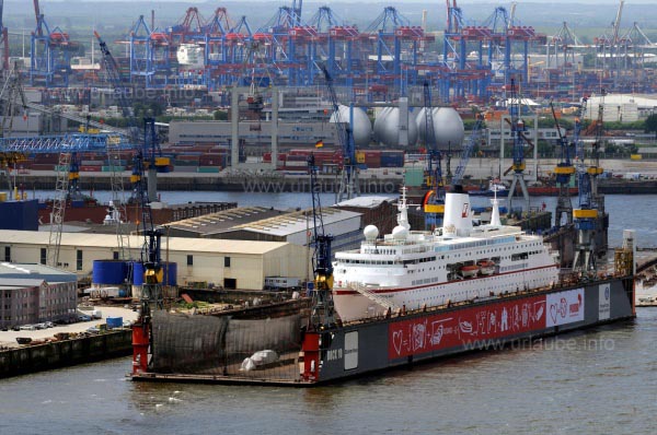 Die MS Deutschland im Trockendock