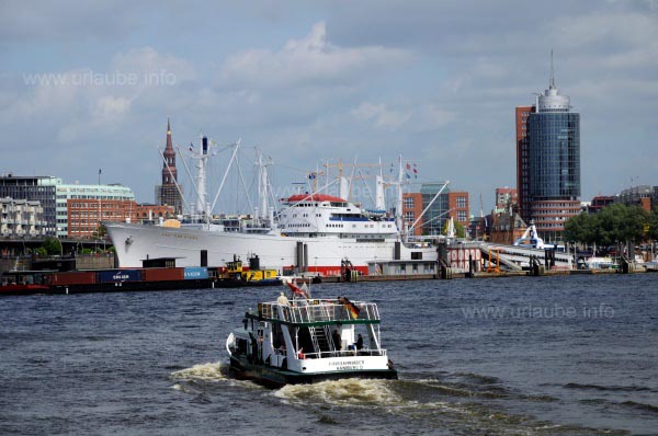 Hamburg vom Wasser gesehen