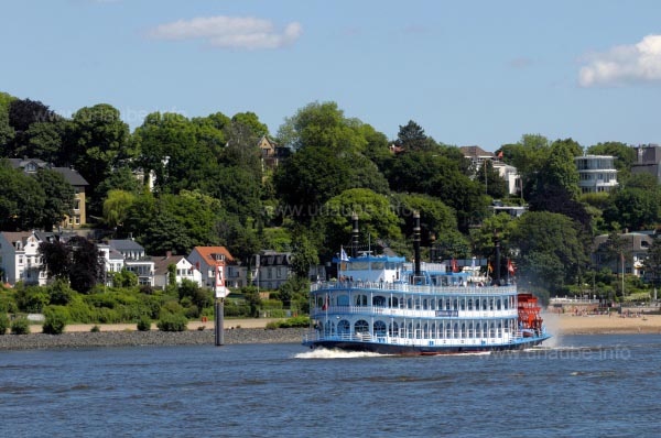 Hafenrundfahrt mit Schaufelraddampfer