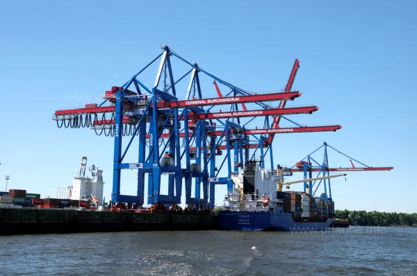 Kr&auml;ne und Containerschiff im Containerhafen