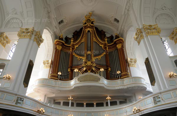 Die Hauptorgel der Kirche