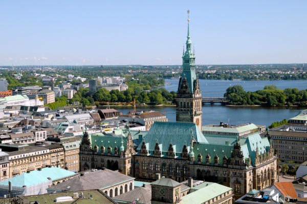 Blick &uuml;ber Hamburg mit dem Rathaus