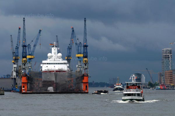 Wolken &uuml;ber den Hamburger Docks