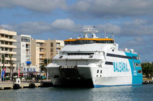 Die F&auml;hre nach Valencia im Hafen von Eivissa