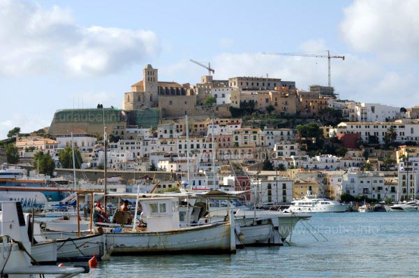 Blick zur Altstadt mit Dalt Vila