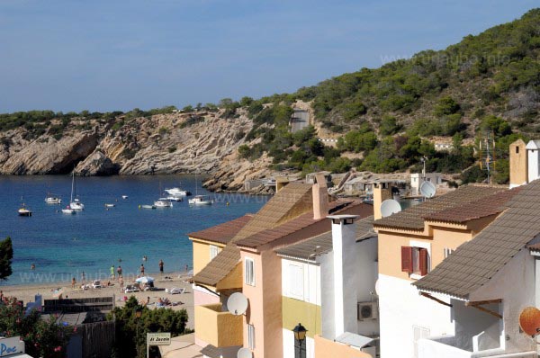 H&auml;user und Strand von Cala Vadella