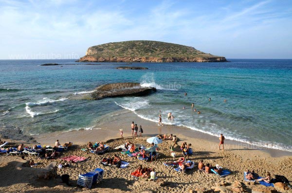 Cala Comte mit der Insel Sa Conillera