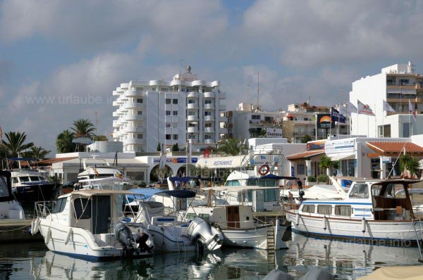 Am Yachthafen von Santa Eul&agrave;ria