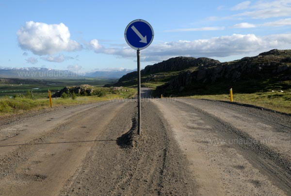 Gebotsschild Rechts fahren