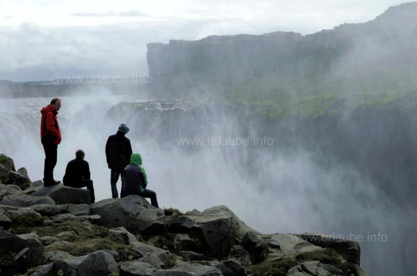 Wanderer am Dettifoss