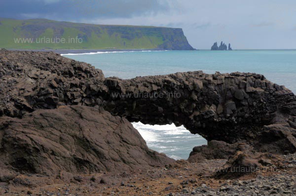 Blick von Dyrh&oacute;laey zu den Reynisdrangar
