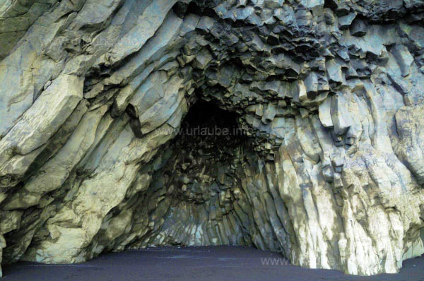 Felsh&ouml;hle in der Steilk&uuml;ste