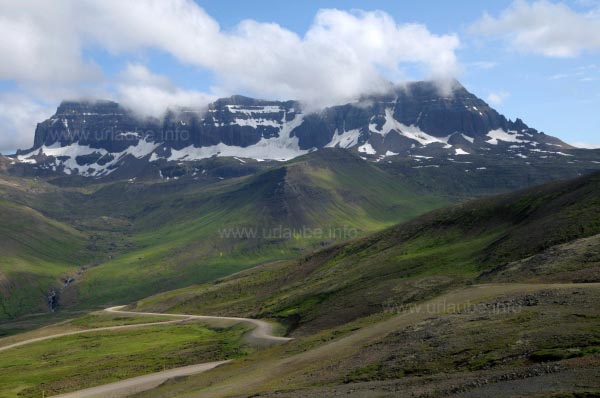 Schotterpiste &uuml;ber die Berge