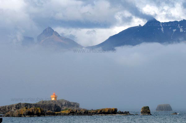Der Leuchtturm vor Dj&uacute;pivogur