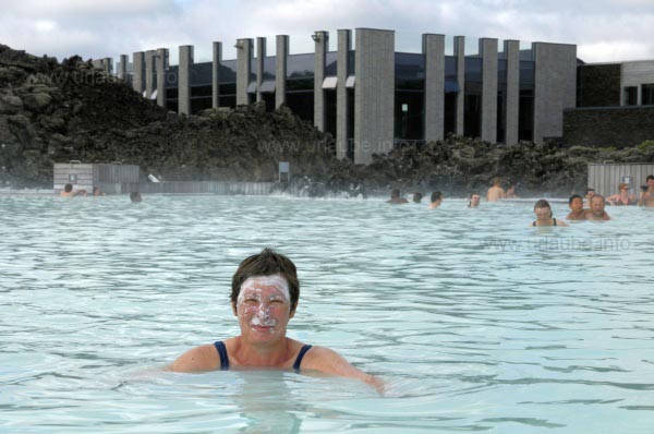 Schlammbehandlung in der Blauen Lagune