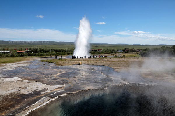 Haukadalur mit dem Geysir Strokkur