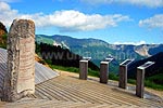 Partisanen-Denkmal am Borne au Lion und die Jurakette des Balcon du Léman