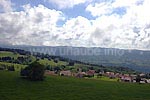 Jurapanorama und das Dorf Giron