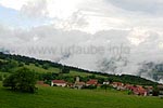 Giron und Wolken über dem tiefen Taleinschnitt der Semine 