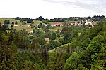 An einem nach Südosten geneigten Hang über dem Tal der Semine liegt das Dorf Belleydoux. 