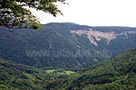 Ausblick in den 400m tiefen Talkessel von Orvaz und zum gegenüberliegenden Felsen la Roche Fauconnière