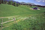 Gite Refuge la Guienette, wunderschön am Ende des Bell Combe gelegen und eine der ältesten Herbergen des oberen Jura. Dahinter die höchsten Gipfel der Jurakette.