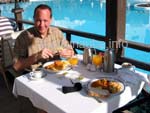 Was gibt es Schöneres als ein gemütliches Frühstück auf der Pool-Terrasse?