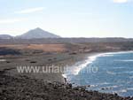 Der langgezogene schwarze Strand bei den Salinas de Janubio