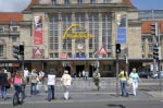 Hauptbahnhof mit Promenaden-Werbung