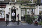 Bobby am Eingang des Sherlock Holmes Museum