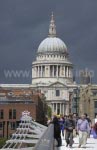 St. Paul's Cathedral von der Millennium Bridge gesehen