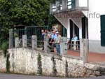 'Diese 5 Männer standen stundenlang auf ihrer Terrasse als wären sie angewurzelt.