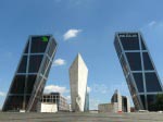 Das Denkmal Tor Europas an der Plaza de Castilla mit den zwei schiefen Türmen