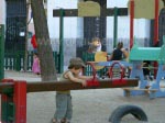 Spielende Kinder auf der Plaza del Dos de Mayo