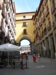 Einer der vielen Zugänge zur Plaza Mayor: Von der Calle de Toledo kommend