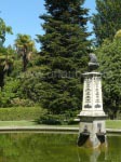 Am hinteren Ende lädt ein Brunnen zum Ausruhen ein (außer zur Mittagszeit wegen fehlendem Schatten)