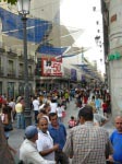 Menschen über Menschen, besonders zur Zeit des Sommerschlussverkaufs. Im Hintergrund ist die Werbung des Corte Inglés zu sehen; bis zu 50% Rabatt auf Kleidung.