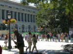 Im Hintergrund stehen Menschen an einem eintrittsfreien Tag Schlange am Prado. 