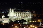 Nachts ist die Kathedrale hell beleuchtet