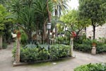 Schön angelegter botanischer Garten im Innenhof der Banys Àrabs