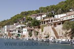 In Cala Figuera sind die Häuser direkt in den Felsen gebaut und die Boote parken wie Autos davor