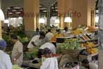 Agitation frénétique dans les halles de marché de Port Louis