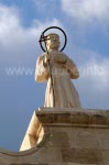 Statue eines Heiligen an der Kirche