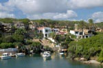 Boote an der Cala Sant Esteve