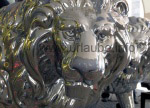 Silberne Löwenfiguren am Alten Rathaus